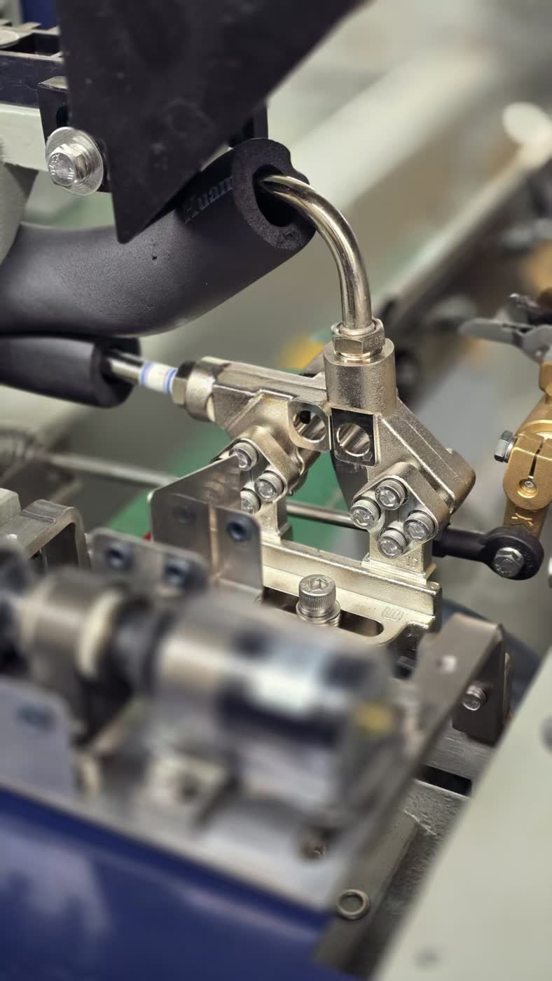 JTM-508 su jetli dokuma tezgahında seramik nozullu CNC işlenmiş su kılavuz sistemi