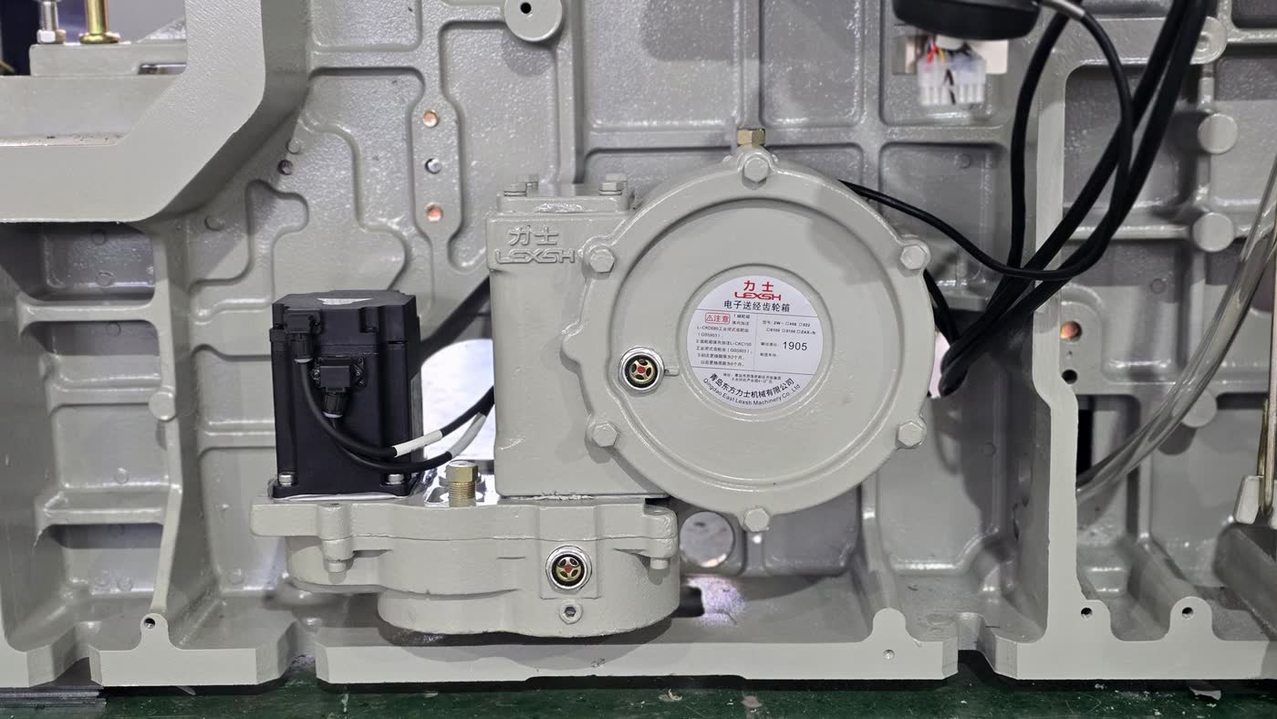 JTM-508 su jetli dokuma tezgahında elektronik çözgü salma ve elektronik kumaş sarma sistemi