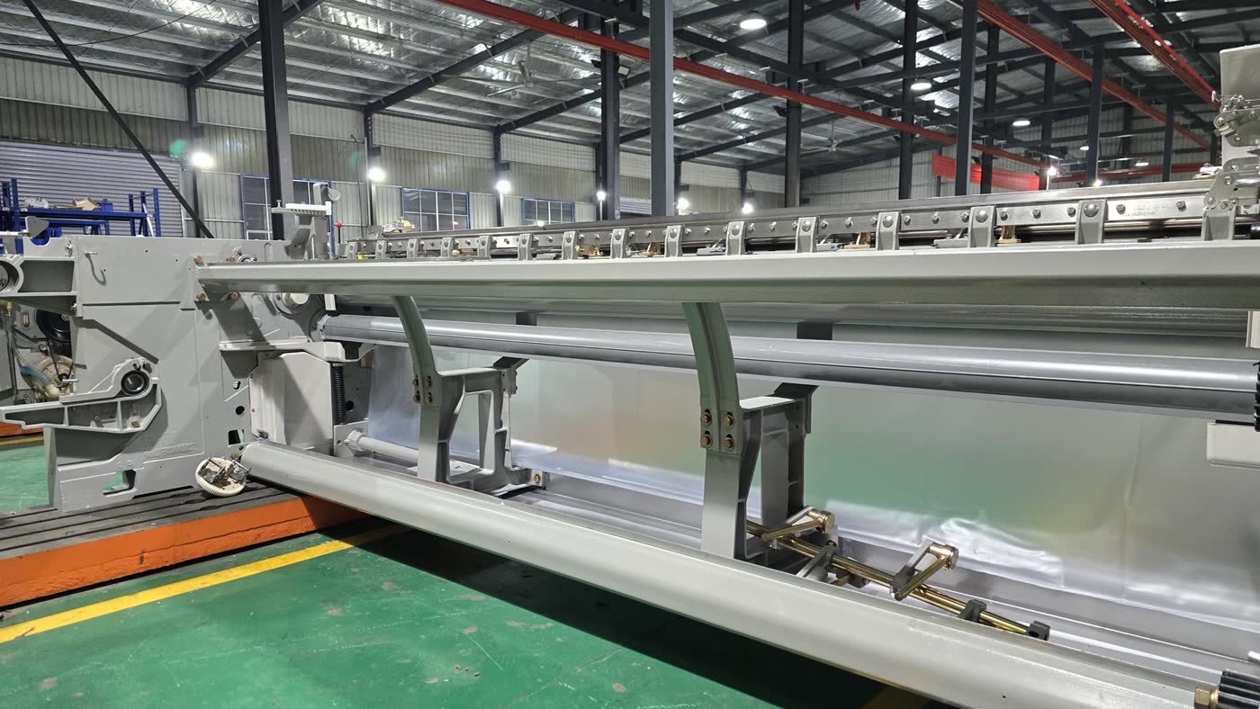 Tekstil fabrikasında JETMECH JTM508 su jetli dokuma tezgâhı